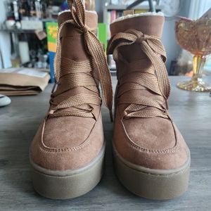 Universal Threads Insulated Boot